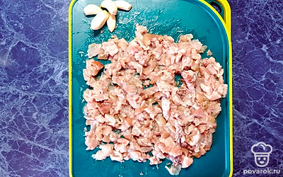 Отделить мясо от костей. Порезать на средние кусочки, чеснок почистить, измельчить и перемешать с мясом, при необходимости можно посолить. Разложить мясо по подготовленным формочкам. 