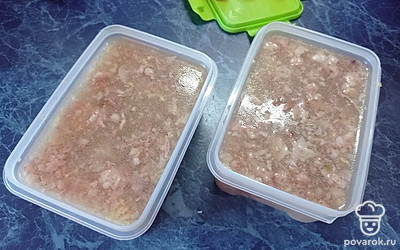 Желатин растворить в небольшом количестве холодной воды, дождаться его набухания и соединить с тёплым бульоном. Смесь тщательно перемешать и залить подготовленное мясо. Накрыть формы крышкой и убрать в холодное место до полного застывания. 