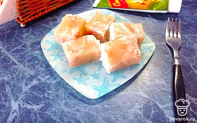 Подавайте холодец с горчицей и свежим чёрным хлебом. Приятного аппетита! 