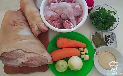 Замочите мясо в холодной воде на 2 часа. Очистите лук и чеснок от шелухи. Очистите морковь от кожуры.