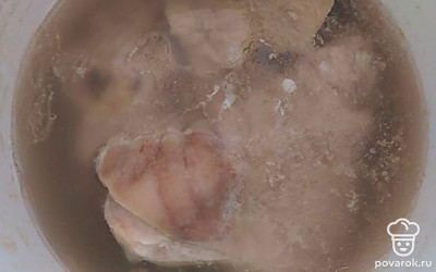 Мясо выложите в кастрюлю и залейте водой. Доведите все до кипения. Мясо залейте снова водой и варите бульон под закрытой крышкой около 6 часов, иногда снимая пенку.