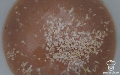 В небольшой количестве бульона растворите желатин. Добавьте в бульон желатин и измельченный чеснок. Все хорошо перемешайте. Пропустите бульон через марлю или мелкое сито.