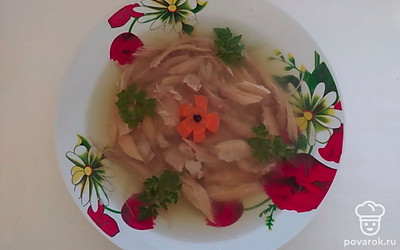 Мясо отделите от костей и шкуры и разложите по тарелкам. Залейте мясо бульоном. Украсьте холодец морковью и зелень. Остудите до комнатной температуры и уберите в холодильник.