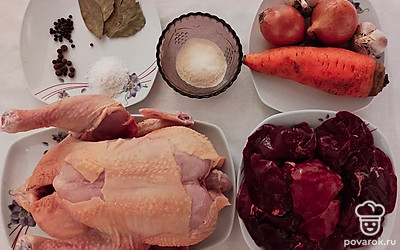 Курицу тщательно промойте и снимите с нее оставшиеся перья. Желательно, чтобы бульон был более густой и наваристый, выбирайте домашнюю курицу. Помытую курицу проварите около 10 минут в воде и воду слейте. Если курица не домашняя, то лучше кожу снимите. Морковь промойте и очистите от кожуры, чеснок разделите и также почистите. Печень промойте и очистите от лишних прожилок.