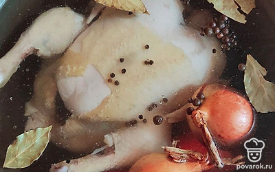 Залейте курицу холодной водой, добавьте все специи кроме соли и чеснока, лук в кожуре и очищенную целую морковь. После закипания варите на медленном огне 3 часа, периодически снимайте появившуюся пену. Печень добавьте в кипящую воду и варите до готовности.