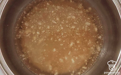 Как только курица приготовилась, вытащите ее и дайте остыть. Полученный бульон процедите и добавьте у нему чеснок, пропущенный через пресс и соль. Также разведите в небольшом количестве бульона желатин, подогрев его, но не доводите до кипения.