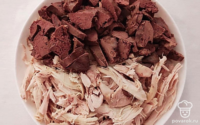 Как только курица остыла, отделите мясо от кости, нарежьте его длинными волокнами. Готовую куриную печень тоже достаньте, дайте остыть и порежьте на небольшие кусочки.