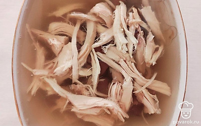 Налейте в тарелки буквально по ½ половника уже готового бульона, дайте застыть. Разложите печень и мясо поверх застывшего бульона, украсьте морковью, залейте бульоном и разместите в холодильнике или холодном помещении до полного застывания.