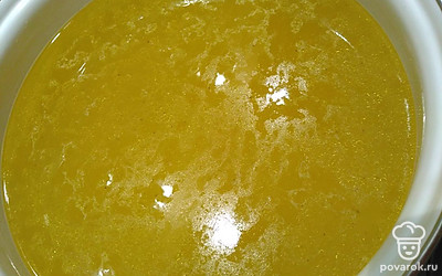 Курицу положите в кастрюлю, залейте водой, доведите до кипения и слейте первый бульон.