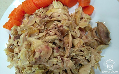 Выньте курицу, снимите мясо и разложите по тарелкам вместе с морковью.