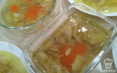 Разлейте бульон по тарелкам. Как только холодец остынет, уберите его в холодильник для застывания.