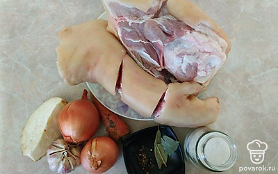 Свиной продукт помойте, тщательно зачистите ножом и снова вымойте. Разрубите трубчатые кости. Лук, корень сельдерея, чеснок и морковь ополосните в воде после зачистки.