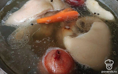 Ножки и рульки погрузите в кастрюлю с водой, дождитесь, пока закипит, и снимите пену. Затем добавьте надрезанный целый лук, морковь и сельдерей. Оставьте его томиться на 4 часа. Затем бросьте лавровый лист и перец горошком, соль. После этого пусть варится еще час, затем снимите с огня и пусть остывает.