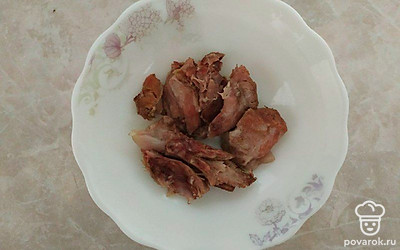 Извлеките из кастрюли мясо, удалите из него кости и разделите по тарелкам. В бульон отправьте чеснок, дайте вскипеть. Бульон процедите и залейте им мясо. Оставьте, пока не застынет.