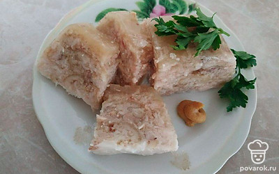 Холодец подайте порционно или в тарелках Создайте контраст зеленью петрушки. Подайте острые приправы, квашеные овощи.