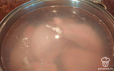 Хорошо промойте куриные окорочка. Положите мясо в большую емкость и залейте ее водичкой. Поставьте кастрюлю на плиту и накройте крышкой.