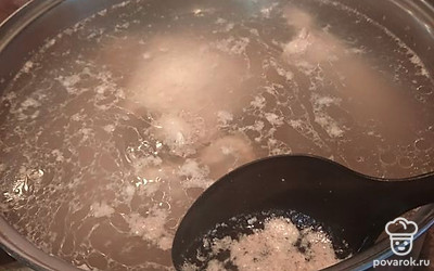 Томите куриный бульон 1,5 часа до хорошего разваривания мяса, тогда бульон будет более насыщенный. Обязательно снимайте накипь.