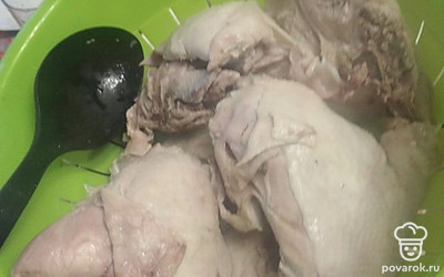 Далее достаньте курицу и откиньте ее на дуршлаг, чтобы стек бульон.