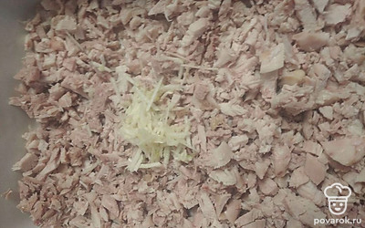 Курицу отделите от костей, разрежьте на мелкие кусочки, поместите в отдельную посуду или форму, добавьте натёртый чеснок и хорошо перемешайте.