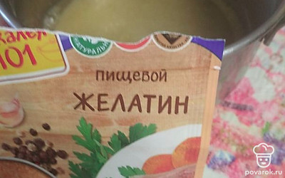 Замачивайте желатин по инструкции. Когда желатин набухнет, разведите его куриным бульоном. Можно добавлять половником, чтобы было удобно, перемешайте. Подогрейте, чтобы желатин хорошо растворился, но не доводите до кипения.