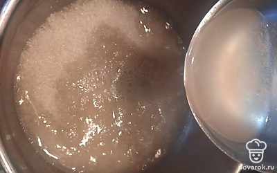 Теперь залейте нарезанную курицу теплым бульоном.