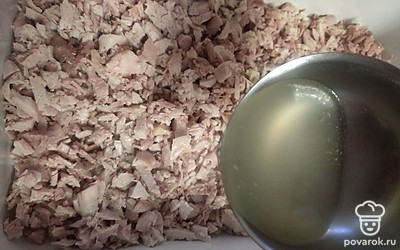 Когда холодец охладится, поставьте форму в холодильник.