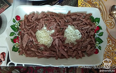 Выкладываем мясо в форму, украшаем белком (примерно так).