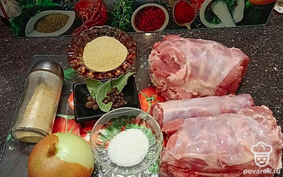 Подготовить продукты. Мясо промыть. Луковицу помыть и отрезать корешки, шелуху можно не очищать. Отмерить соль, желатин, перец.