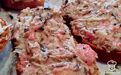 Горячие бутерброды с колбасой, сыром и шампиньонами — Рецепт с фото