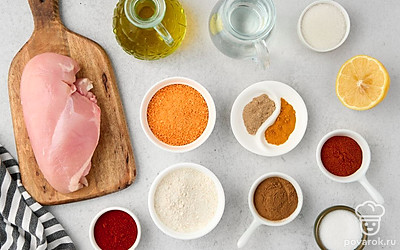 Помойте куриное филе, промокните его от излишков влаги бумажным полотенцем. Подготовьте терку, миски и глубокий сотейник. 