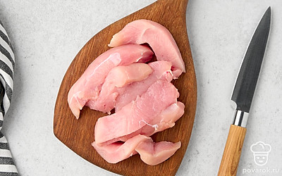 Нарежьте куриное филе длинными ломтиками шириной около 2-2,5 см. 