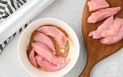 Выложите ломтики куриного филе в смесь специй и пряностей. Хорошо размешайте, чтобы все кусочки курицы равномерно покрылись приправами. Прикройте миску с куриным мясом пищевой пленкой и поставьте в холодильник на 2-3 часа. 