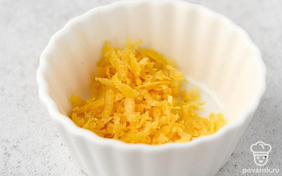 Снимите цедру с ⅓ лимона при помощи мелкой терки с зубцами. Высыпьте в миску.