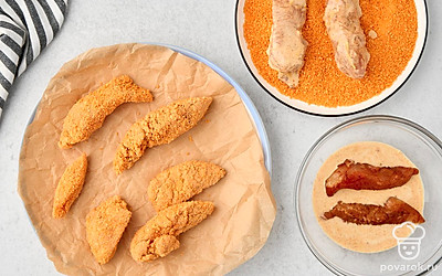 По очереди окуните все замаринованные в специях кусочки курицы сначала в лимонно-мучной кляр, затем обваляйте со всех сторон в сухарях панко. Разложите запанированные заготовки на подносе или тарелке с пергаментом, поставьте в холодильник на 1-2 часа. 