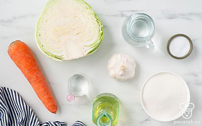 Помойте капусту и морковь. Почистите морковку и чеснок. Подготовьте стерильную баночку и крышку.