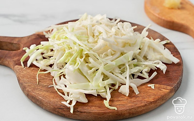 Нашинкуйте капусту. Старайтесь, чтобы соломка получилась тонкая.