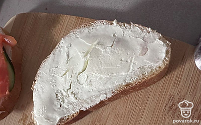 На хлеб намазываем творожный сыр или масло сливочное, тут уже кому как нравится.