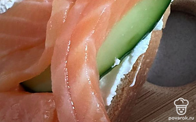 Режем рыбку, думая, что готовим себе, поэтому красной рыбки не жалеем! Аккуратно укладываем рыбу на ломтики хлеба.