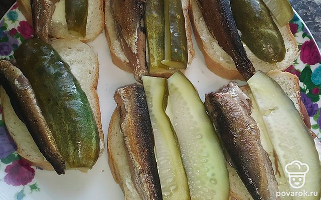 Бутерброды со шпротами и малосольными огурцами — Рецепт с фото