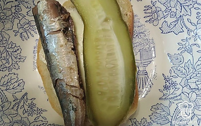 Бутерброды подавать порционно, по желанию можно немного охладить.