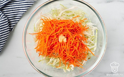 Пропустите чеснок через пресс или натрите на самой мелкой терке. Переложите к овощам.