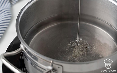 Соедините в одной кастрюле воду, уксус, сахар и соль. Влейте масло. Перемешайте и поставьте на средний огонь. Когда смесь дойдет до кипения, снимите ее с плиты.