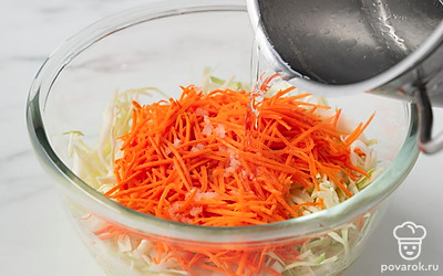 Влейте маринад в посуду с капустой.