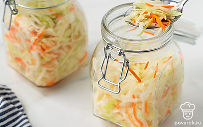 Переложите капусту в стерилизованную банку. Закройте крышкой и уберите на хранение в холодильник.