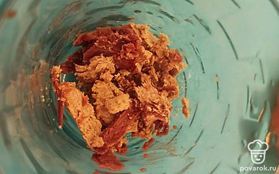 Халву смешайте с шоколадным маслом.