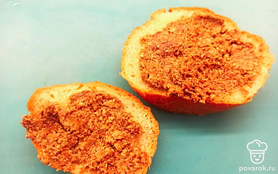 Намажьте получившуюся массу на ломтики белого хлеба.