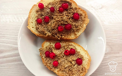 Посыпьте ягодами красной смородины.