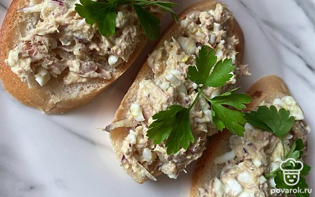 Оригинальные бутербродики с тунцом и красным луком — Рецепт с фото
