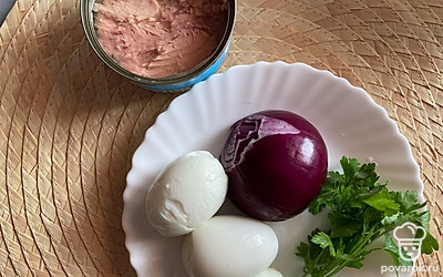 Подготовьте тунец( предварительно слейте воду), красный лук, яйца, натертые на терке и майонез.