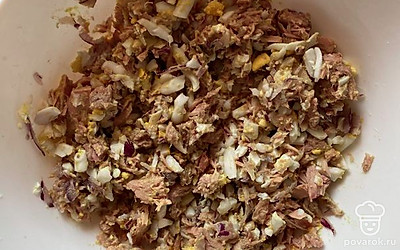 В глубокой миске тщательно вымешайте все подготовленные ингридиенты до кашецеобразной массы.